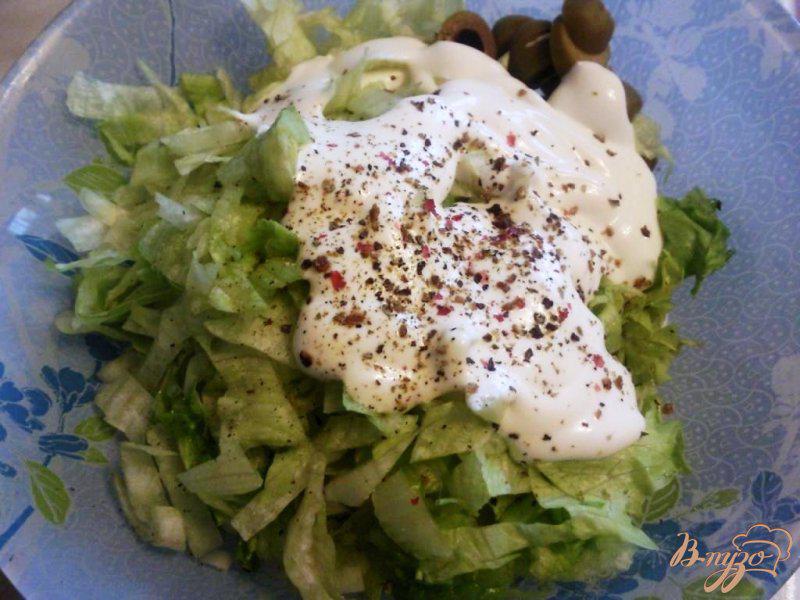 Фото приготовление рецепта: Салат с курицей и оливками шаг №3