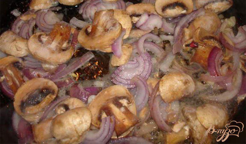 Фото приготовление рецепта: Нежный картофель с грибами шаг №4