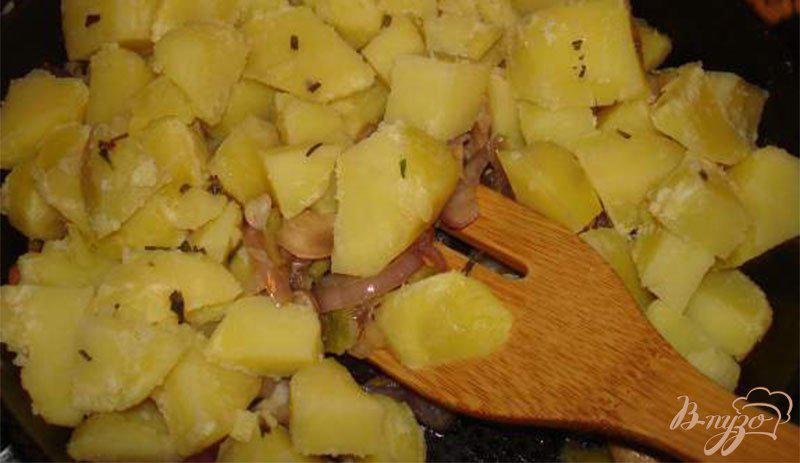 Фото приготовление рецепта: Нежный картофель с грибами шаг №7