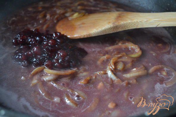 Фото приготовление рецепта: Свиные антрекоты в соусе из красного вина шаг №5