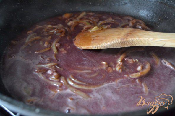 Фото приготовление рецепта: Свиные антрекоты в соусе из красного вина шаг №4
