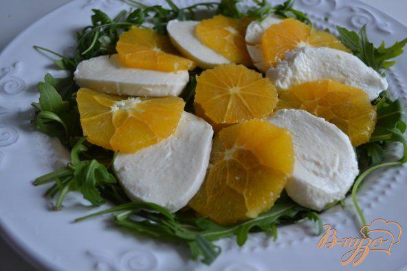 Фото приготовление рецепта: Салат с моцареллой, апельсином и копченой семгой шаг №2