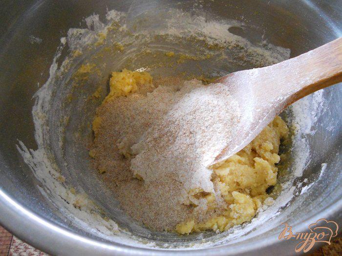 Фото приготовление рецепта: Пирог с грушами и вишней шаг №4