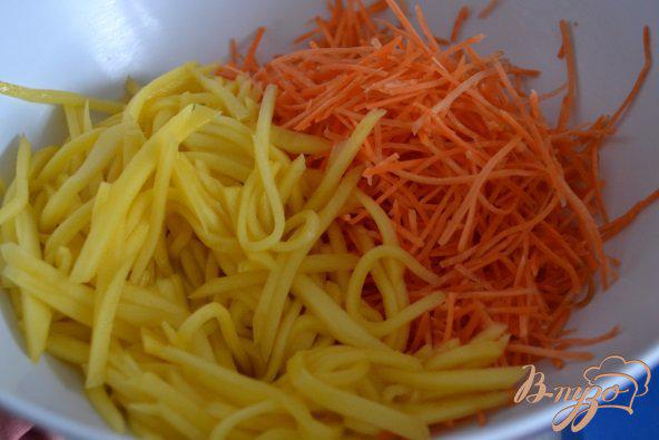 Фото приготовление рецепта: Салат с морковью и манго шаг №2