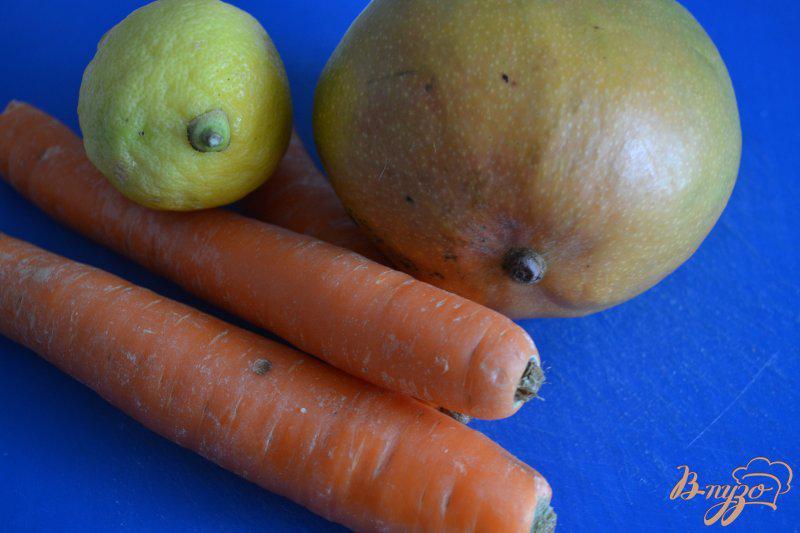 Фото приготовление рецепта: Салат с морковью и манго шаг №1