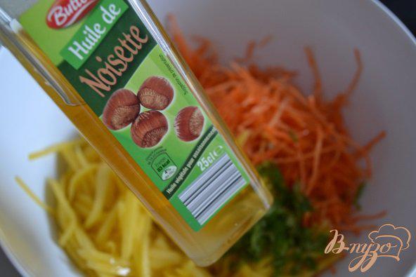 Фото приготовление рецепта: Салат с морковью и манго шаг №4