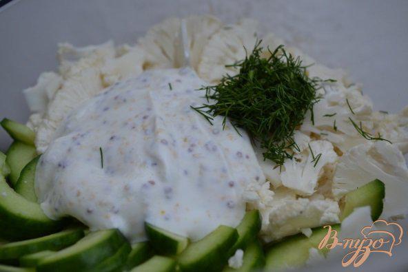 Фото приготовление рецепта: Огуречный салат с картофельными чипсами шаг №3
