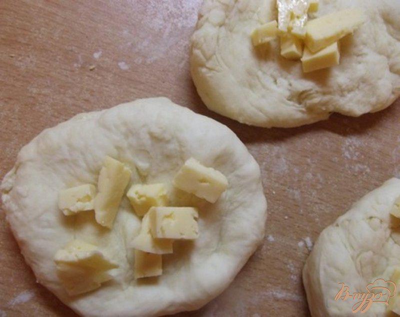 Фото приготовление рецепта: Булочки с сырной начинкой шаг №5