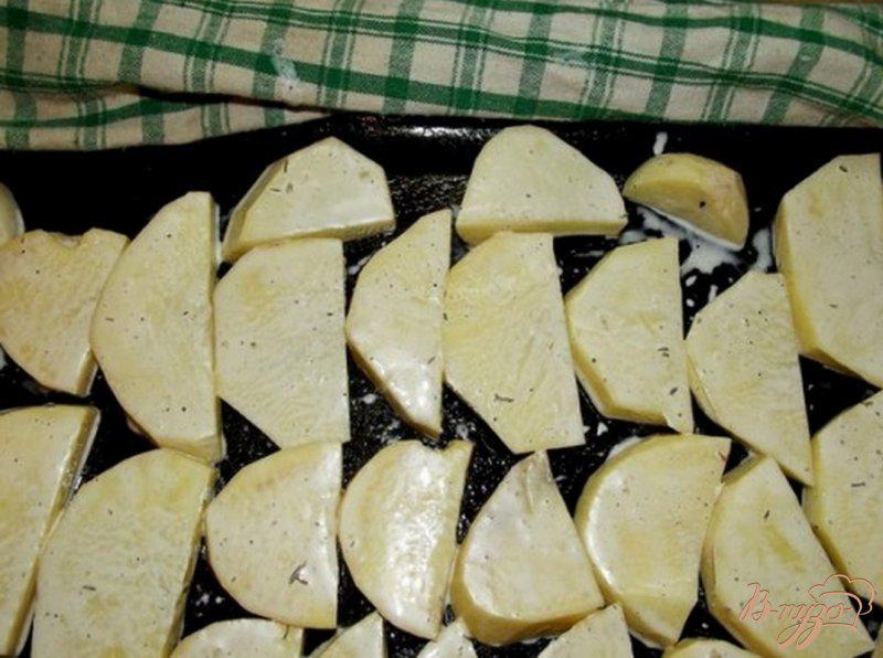 Фото приготовление рецепта: Картофель маринованный, запеченный с луком шаг №4
