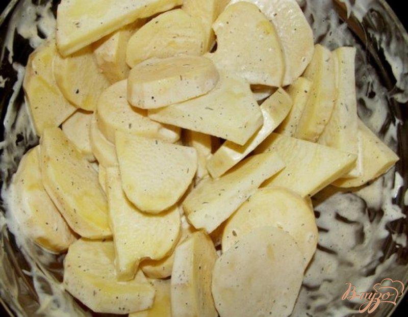 Фото приготовление рецепта: Картофель маринованный, запеченный с луком шаг №3