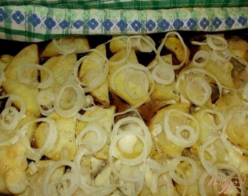 Фото приготовление рецепта: Картофель маринованный, запеченный с луком шаг №5