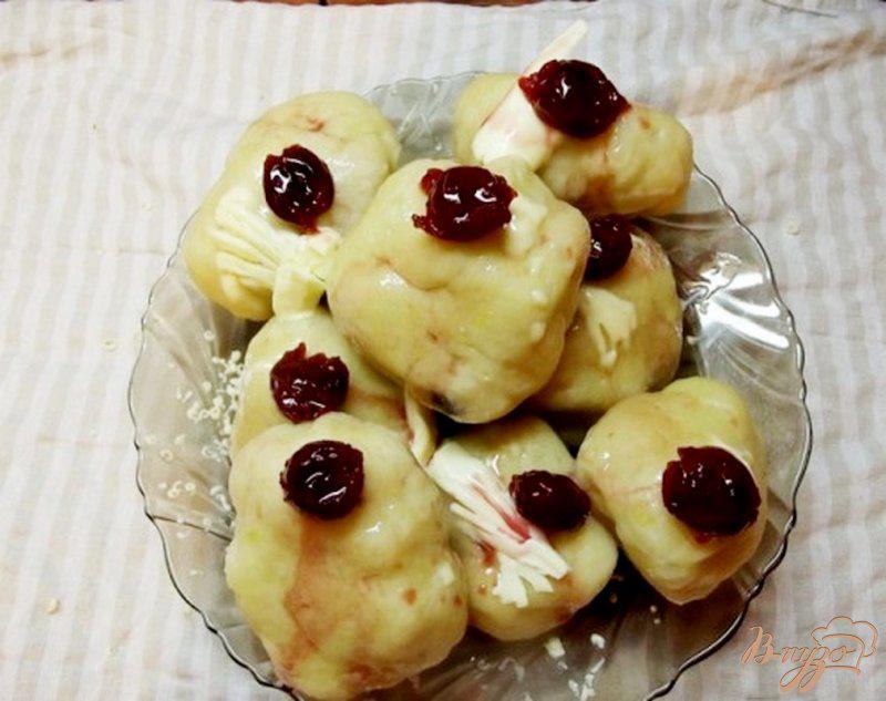 Фото приготовление рецепта: Шарики из картофеля под вишневым соусом шаг №10