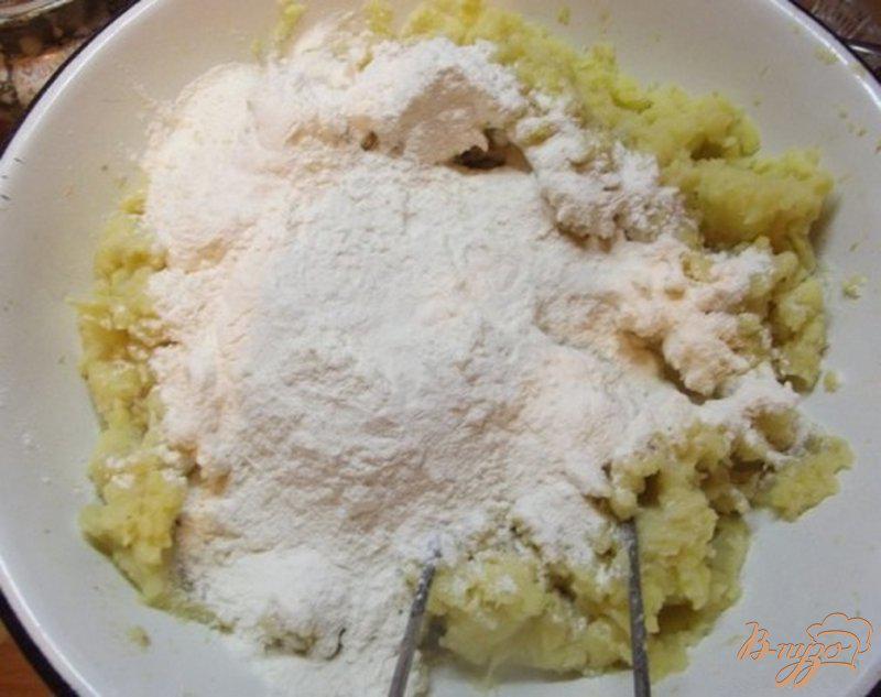 Фото приготовление рецепта: Шарики из картофеля под вишневым соусом шаг №5