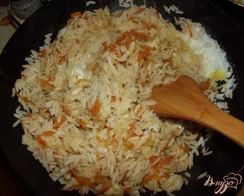 Фото приготовление рецепта: Рис с соевым соусом и овощами шаг №5