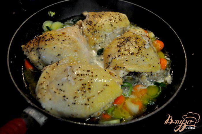 Фото приготовление рецепта: Курица в вине с овощами шаг №3