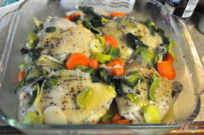 Фото приготовление рецепта: Курица в вине с овощами шаг №5