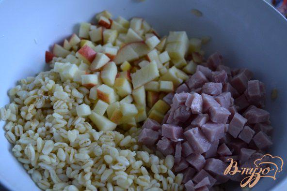 Фото приготовление рецепта: Салат с перловкой, яблоком и ветчиной шаг №2