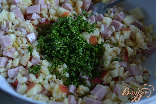 Фото приготовление рецепта: Салат с перловкой, яблоком и ветчиной шаг №3