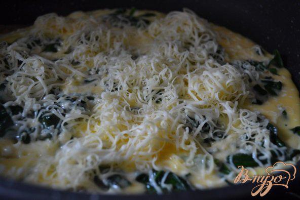 Фото приготовление рецепта: Омлет со шпинатом и сыром шаг №4