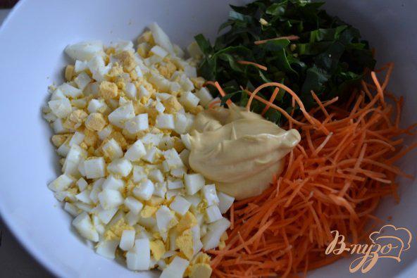 Фото приготовление рецепта: Яичный салат со шпинатом шаг №2