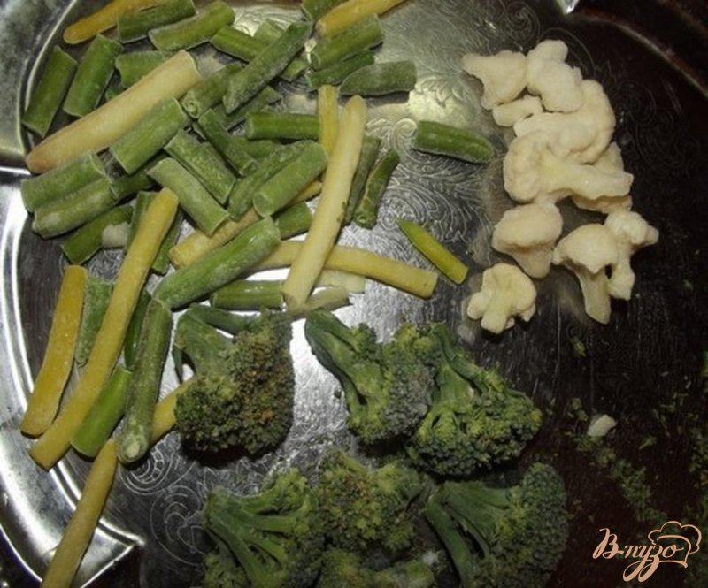 Фото приготовление рецепта: Овощной салат под соево-медовый соус шаг №1