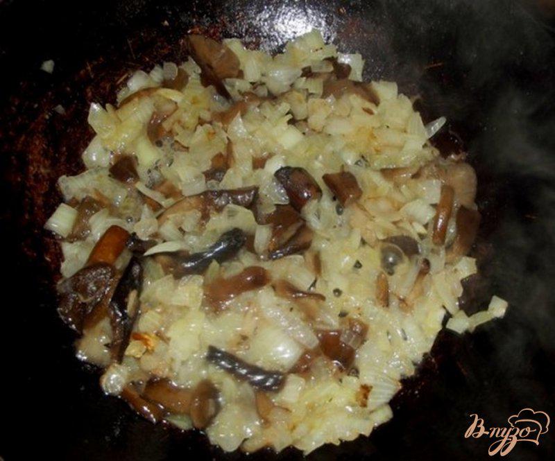 Фото приготовление рецепта: Рис с маринованными грибами шаг №5