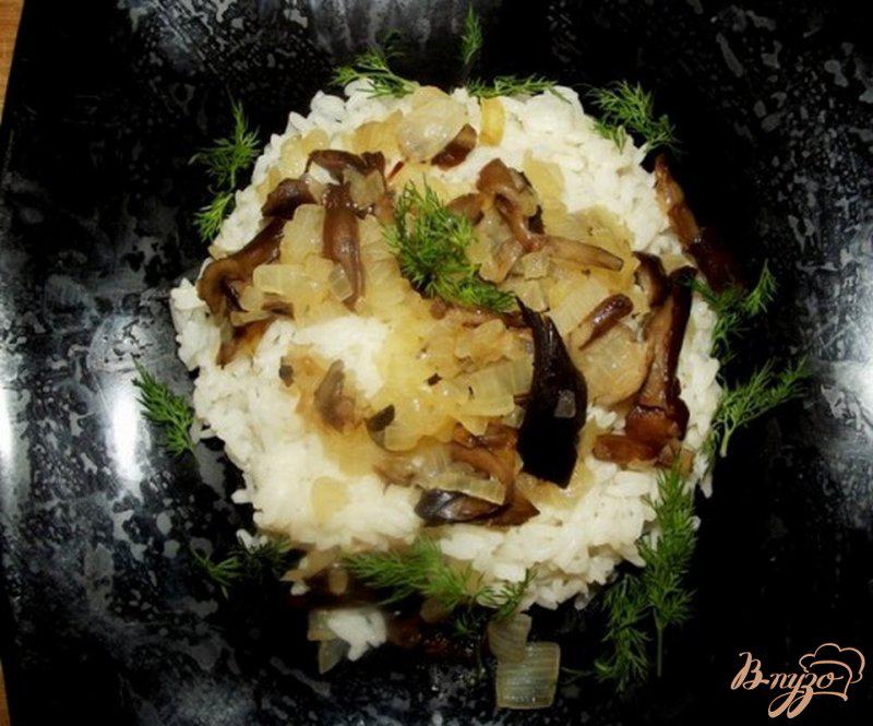 Фото приготовление рецепта: Рис с маринованными грибами шаг №6