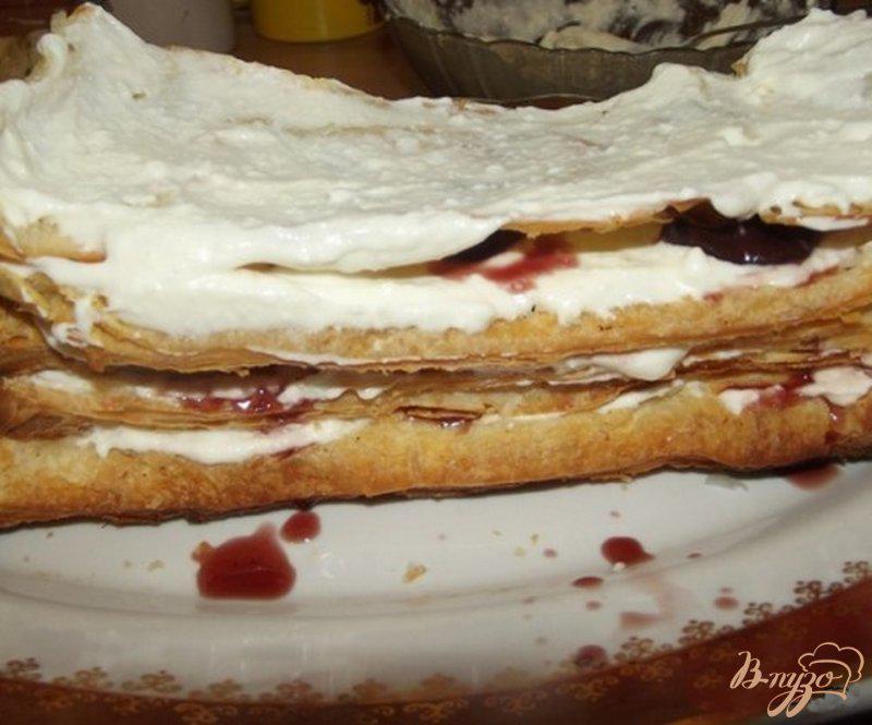 Фото приготовление рецепта: Слоеный торт «Старый замок» с вишней и творожным кремом шаг №6