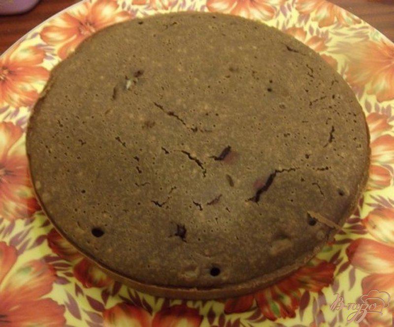 Фото приготовление рецепта: Шоколадный пирог с вишней и шоколадом шаг №4
