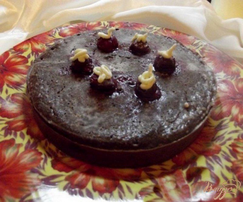 Фото приготовление рецепта: Шоколадный пирог с вишней и шоколадом шаг №6