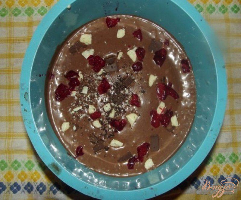 Фото приготовление рецепта: Шоколадный пирог с вишней и шоколадом шаг №3