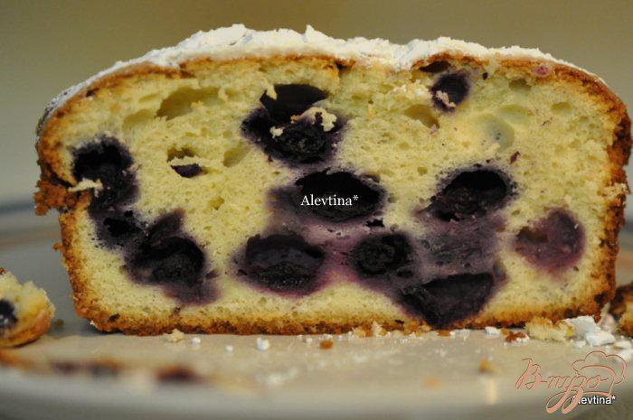 Фото приготовление рецепта: Фунтовый кекс со сливочным сыром и голубикой шаг №6