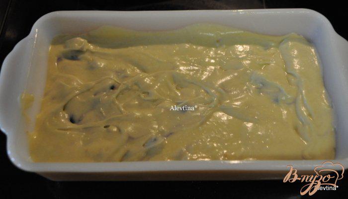 Фото приготовление рецепта: Фунтовый кекс со сливочным сыром и голубикой шаг №4