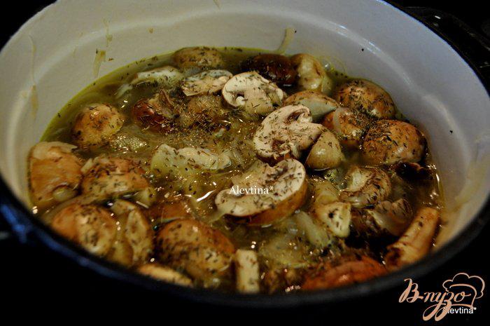 Фото приготовление рецепта: Грибной суп с шиитаке и шампиньонами Белла шаг №4