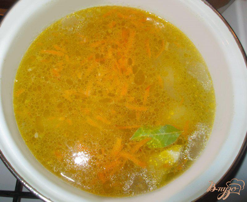 Фото приготовление рецепта: Куриный суп с лапшой шаг №4