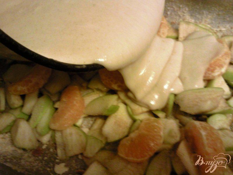 Фото приготовление рецепта: Пирог с яблоками и мандаринами шаг №3