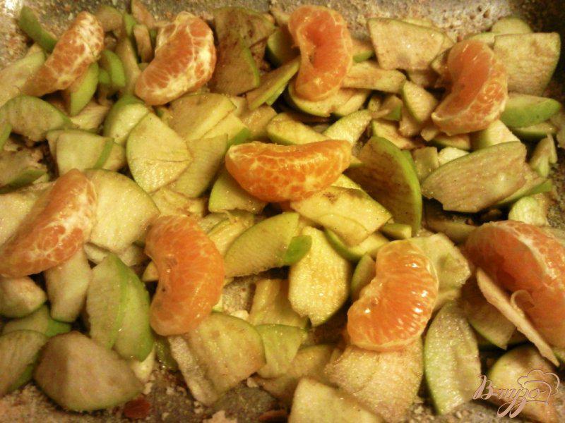 Фото приготовление рецепта: Пирог с яблоками и мандаринами шаг №2