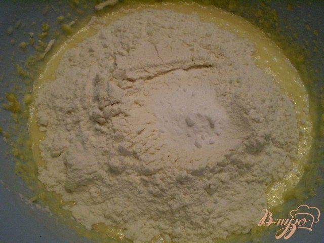 Фото приготовление рецепта: Лимонный пирог с кусочками кураги шаг №5