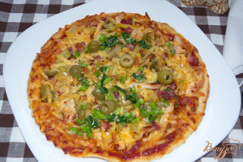 Фото приготовление рецепта: Тропическая пицца с соусом шаг №12