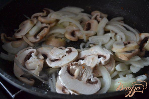 Фото приготовление рецепта: Куриные бедрышки с грибами в белом вине шаг №2