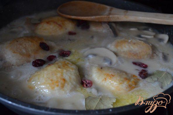 Фото приготовление рецепта: Куриные бедрышки с грибами в белом вине шаг №6