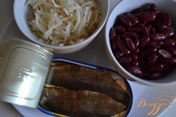 Фото приготовление рецепта: Салат с копчеными рыбными консервами шаг №1