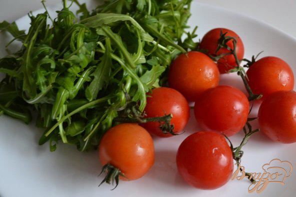 Фото приготовление рецепта: Спагетти с томатами и рукколой шаг №2