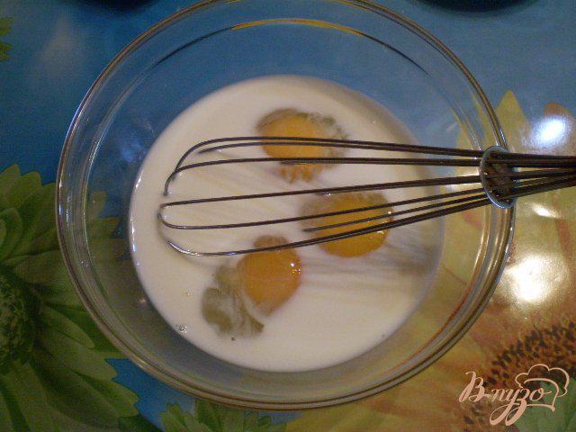 Фото приготовление рецепта: Нежный омлет с молоком и сыром шаг №2