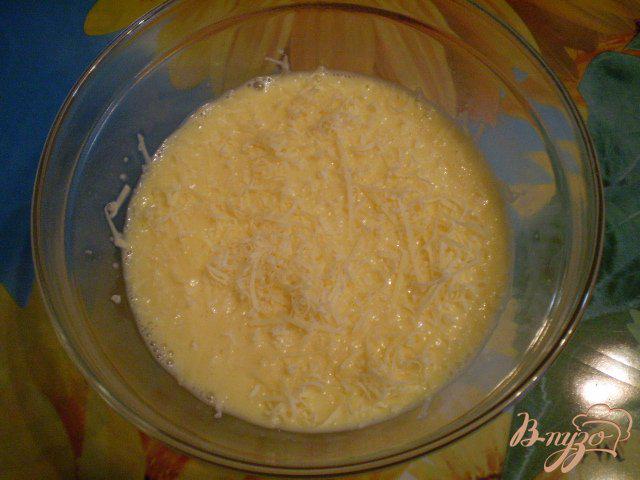 Фото приготовление рецепта: Нежный омлет с молоком и сыром шаг №3