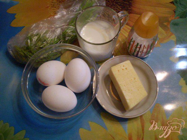 Фото приготовление рецепта: Нежный омлет с молоком и сыром шаг №1