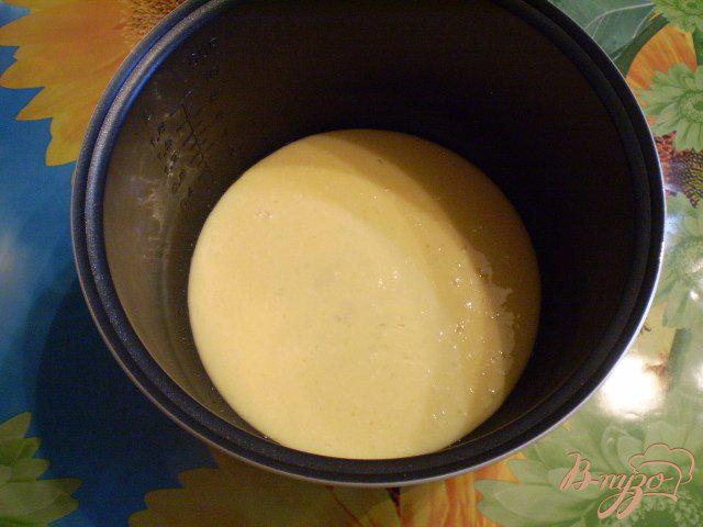 Фото приготовление рецепта: Нежный омлет с молоком и сыром шаг №4