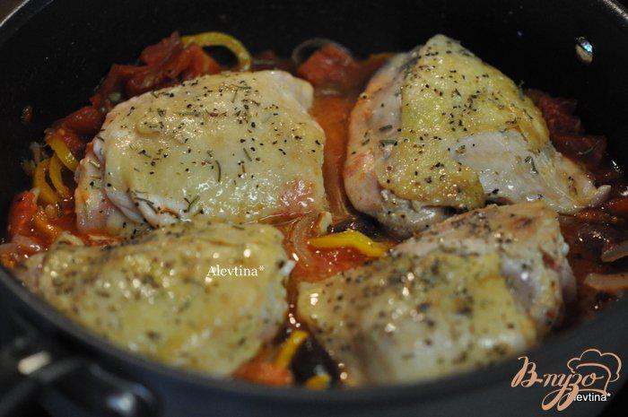 Фото приготовление рецепта: Куриные бедрышки с перцем каперсами,оливками шаг №3