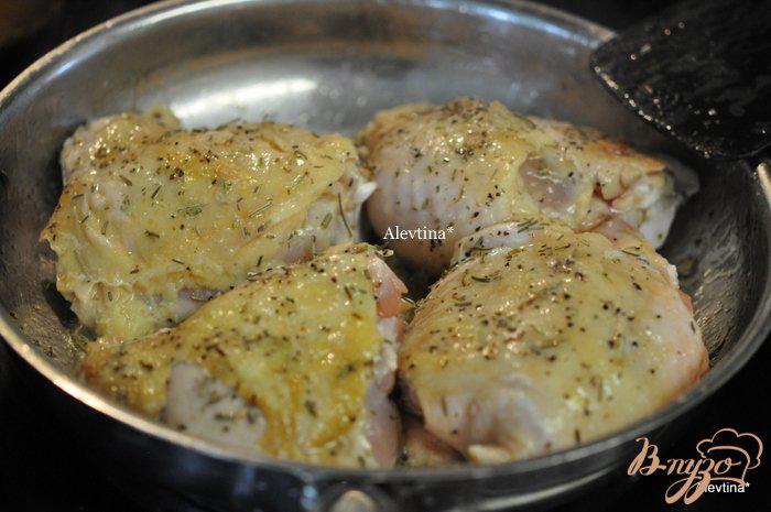 Фото приготовление рецепта: Куриные бедрышки с перцем каперсами,оливками шаг №1