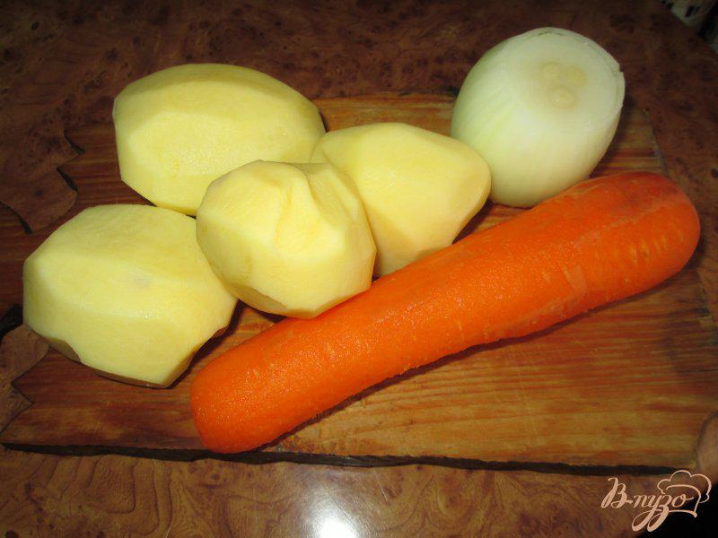 Фото приготовление рецепта: Картошка тушеная с грибами и курицей в горшочке шаг №1